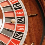 Элегантное колесо рулетки в казино с воспоминаниями прошлого